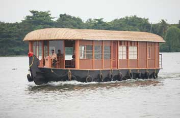 Poyika houseboat