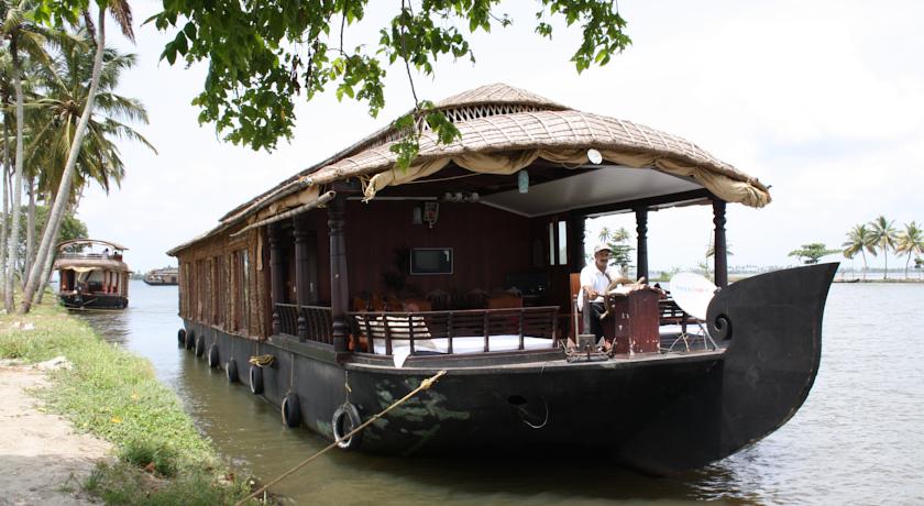 COSY HOUSE BOAT